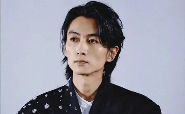 陈晓宋轶主演《海之上》码头工人造型曝光，聚焦山东港口三十年变迁 | 资讯配图