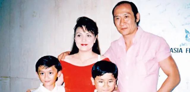 施明去世引爆李家鼎家族丧礼风波：双胞胎兄弟立场对立，鼎爷病中控诉巨婴式索取 | 情报图